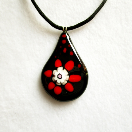 Collana con pendente nero con gocce rosse e murrina